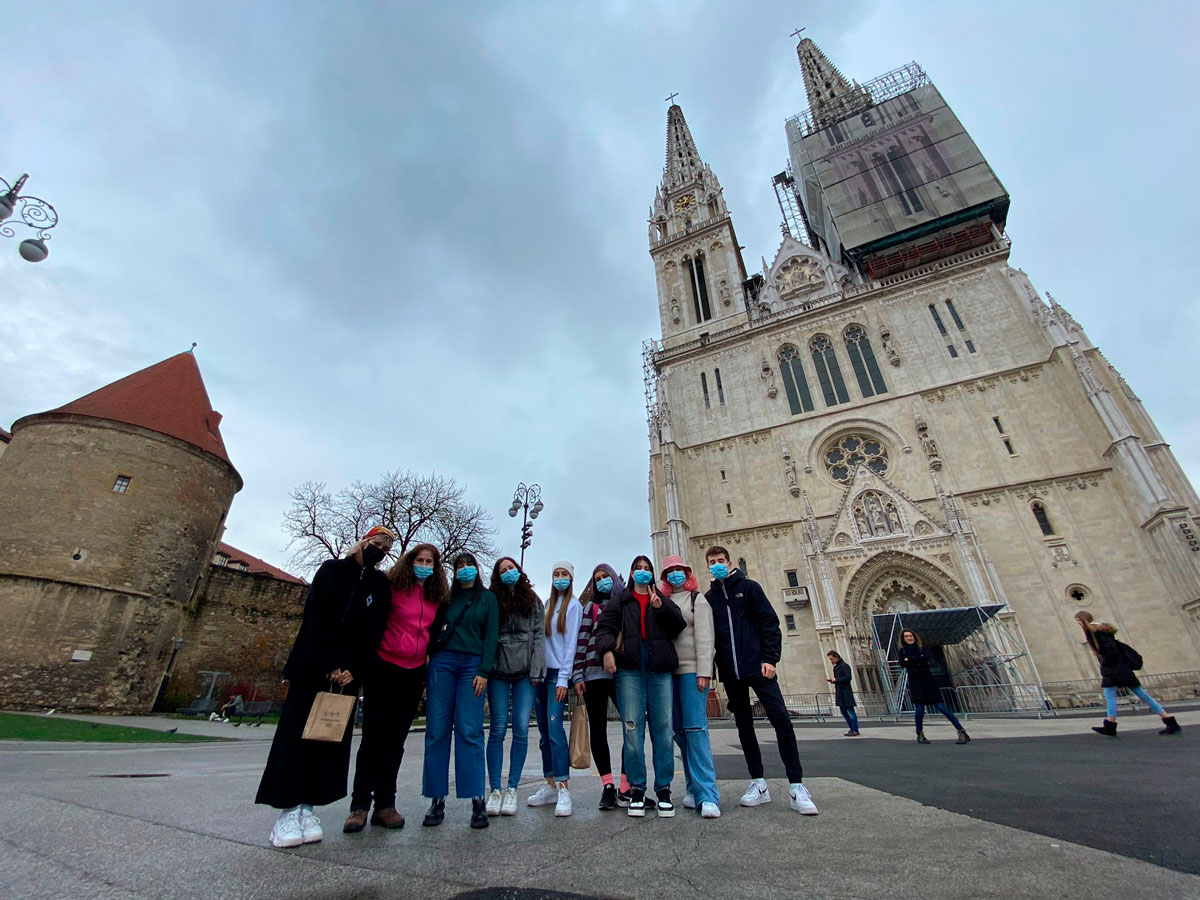 Oito mozos e mozas ponteareás intercambian experiencias en Croacia con voluntarios e voluntarias de cinco países