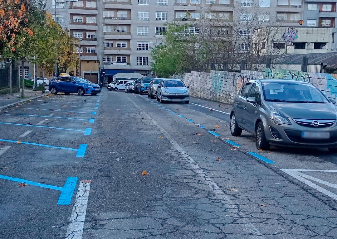 A zona azul gratuíta na rúa dos Carballos en horario de mañá