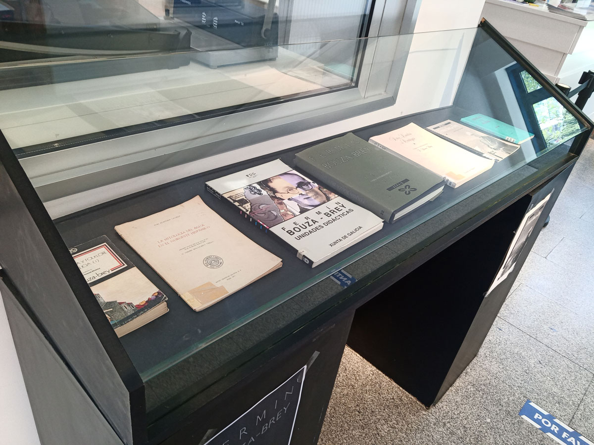 Ponteareas conmemora a figura de Fermín Bouza Brey cunha exposición dos seus libros máis significativos na biblioteca municipal