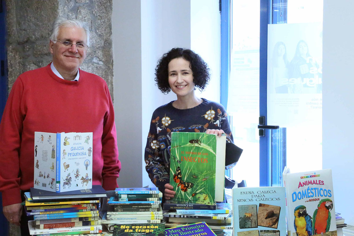 Gonzalo Fernández, coordinador da Biblioteca, e Beatriz Quintela, profesora do CEIP de Santiago de Oliveira