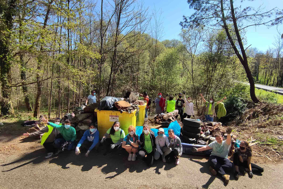 Unha vintena de voluntarios e voluntarias limparon a contorna do río Uma