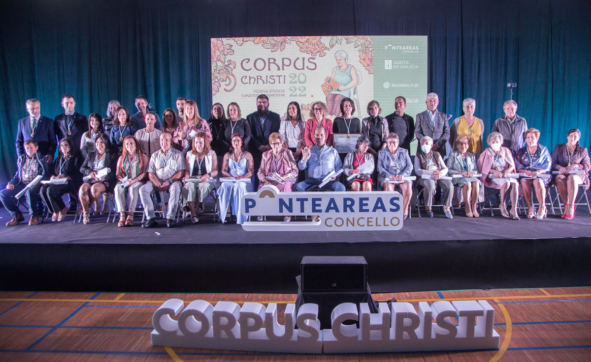Chuvia de aplausos para os 18 alfombristas galardoados coas medallas de prata do Corpus Christi de Ponteareas 2022