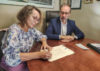 A alcaldesa, Cristina Fernández Davila, asinando xunto ao director provincial da TXSS en Pontevedra, Juan Agustín Herrera