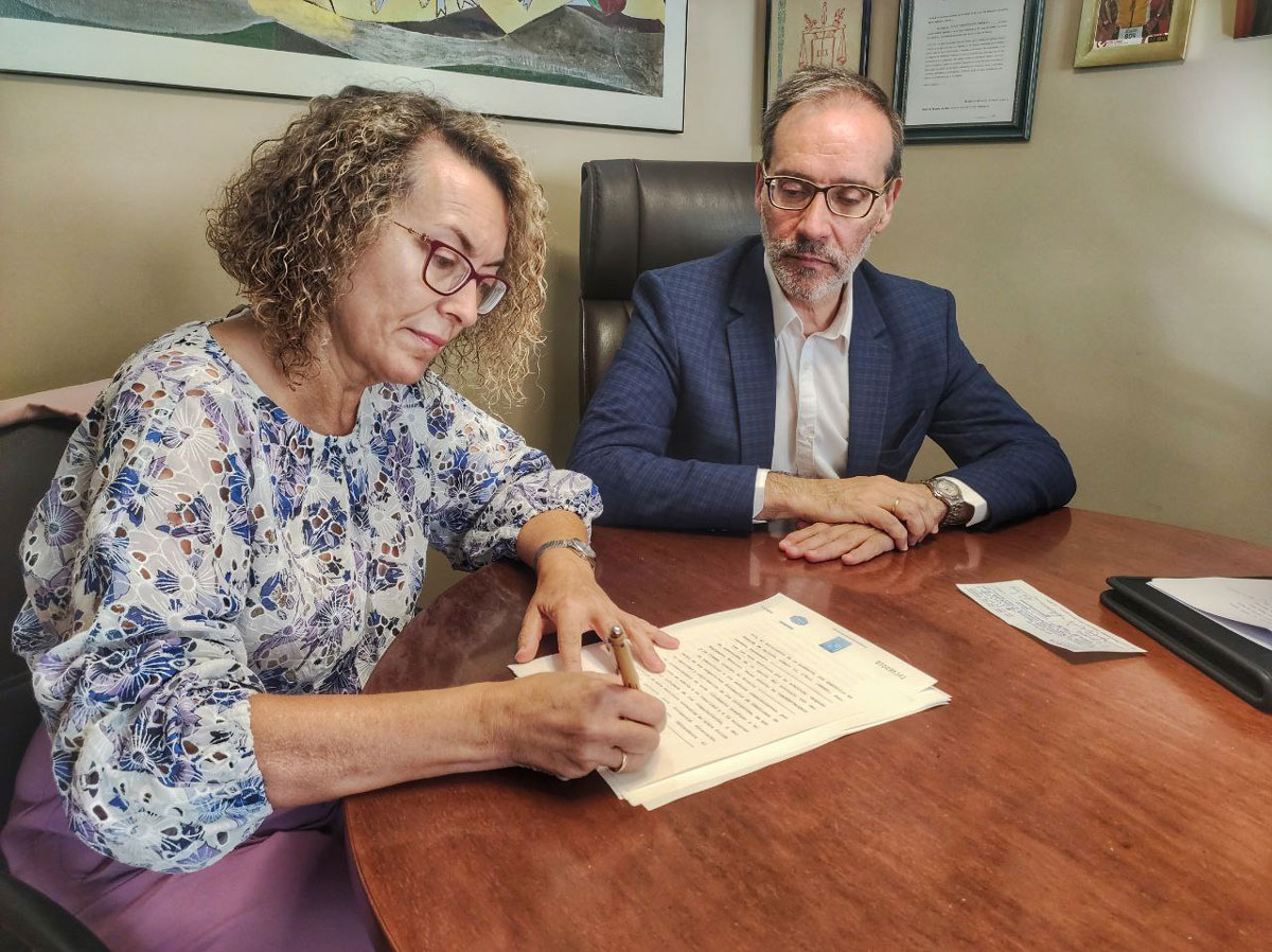 A alcaldesa, Cristina Fernández Davila, asinando xunto ao director provincial da TXSS en Pontevedra, Juan Agustín Herrera