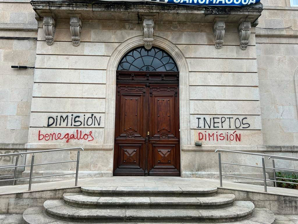 Identificadas dúas persoas como autoras de novas pintadas en edificios e bens municipais de Ponteareas