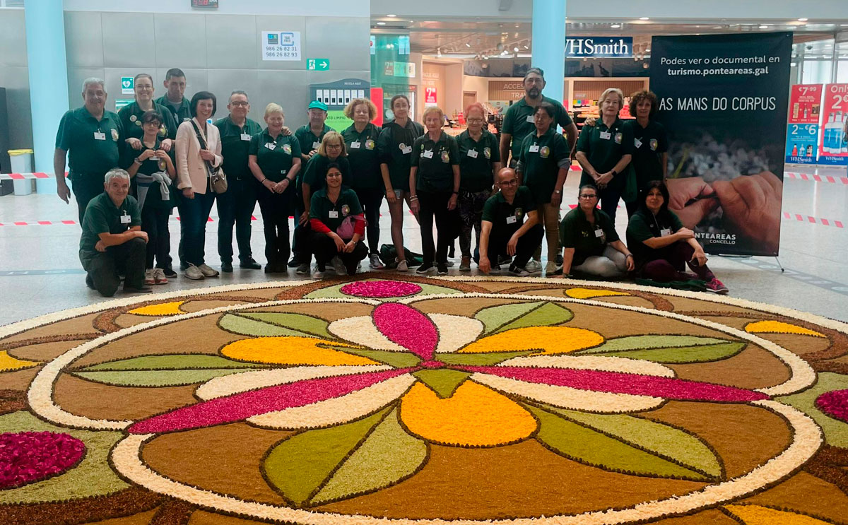 O aeroporto de Peinador loce unha alfombra de flores para a promoción do Corpus Christi de Ponteareas